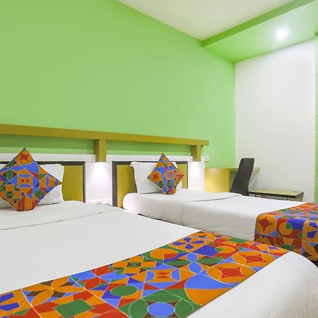 Hotel Merit Surat Bagian luar foto