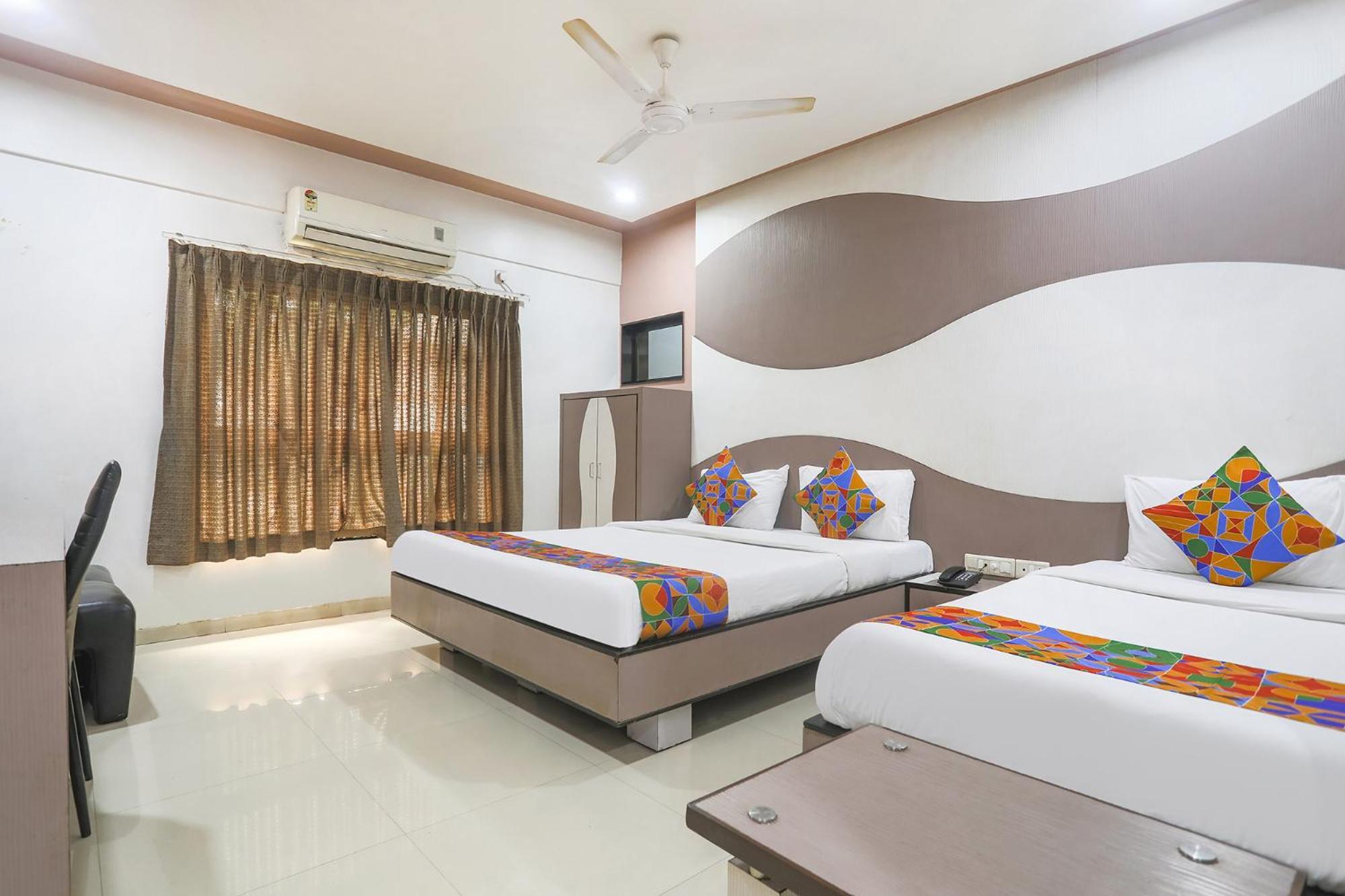 Hotel Merit Surat Bagian luar foto