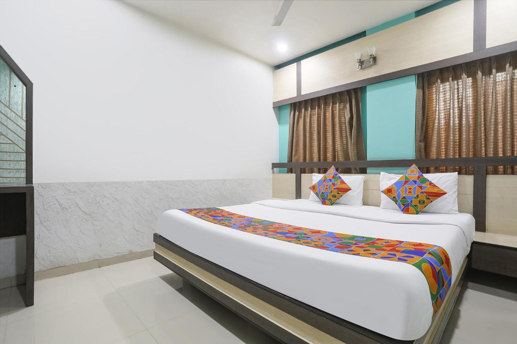 Hotel Merit Surat Bagian luar foto