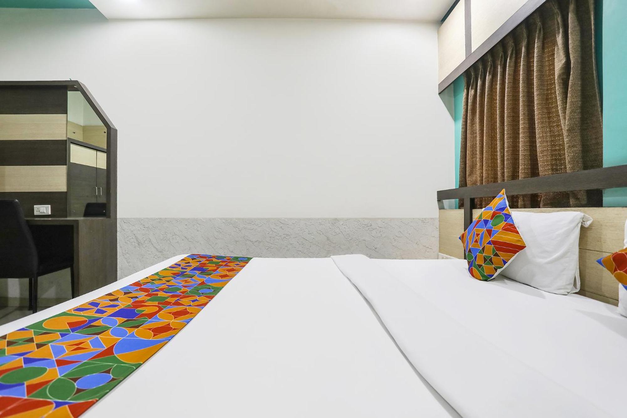 Hotel Merit Surat Bagian luar foto