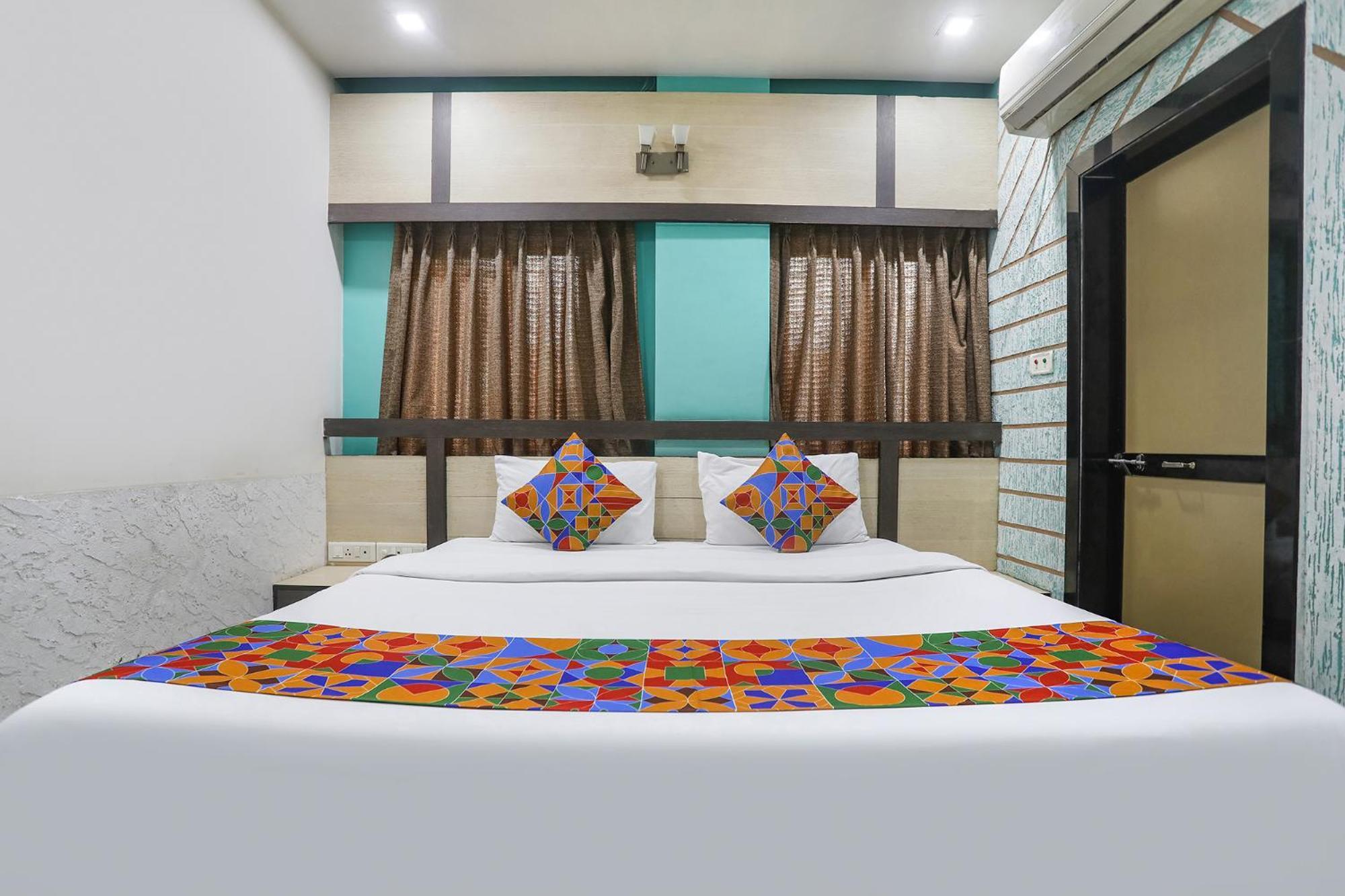 Hotel Merit Surat Bagian luar foto