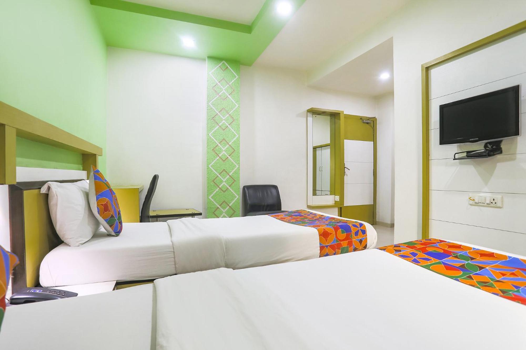 Hotel Merit Surat Bagian luar foto