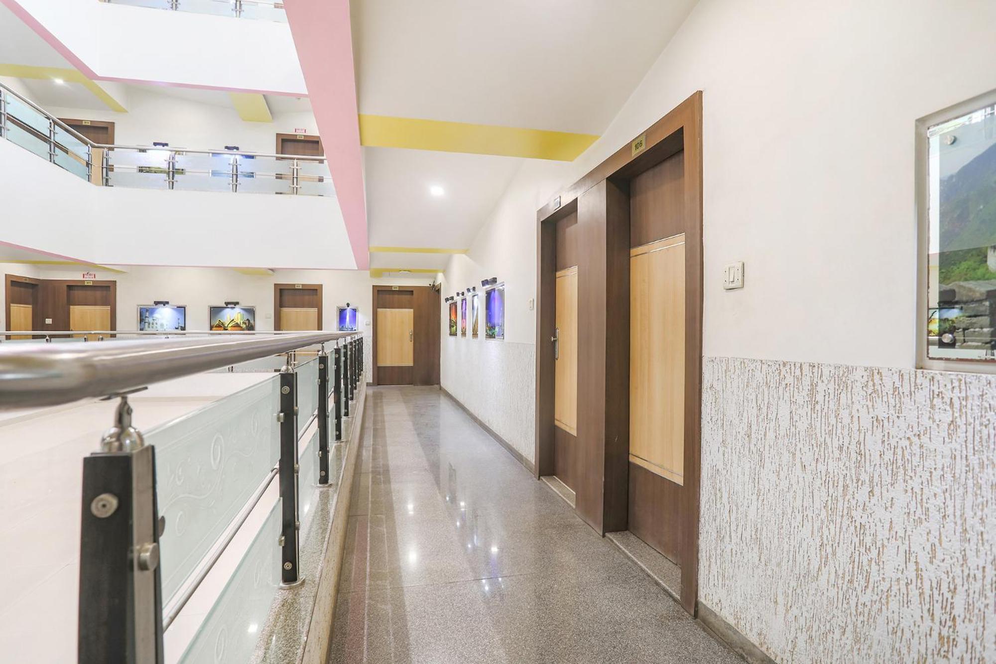 Hotel Merit Surat Bagian luar foto