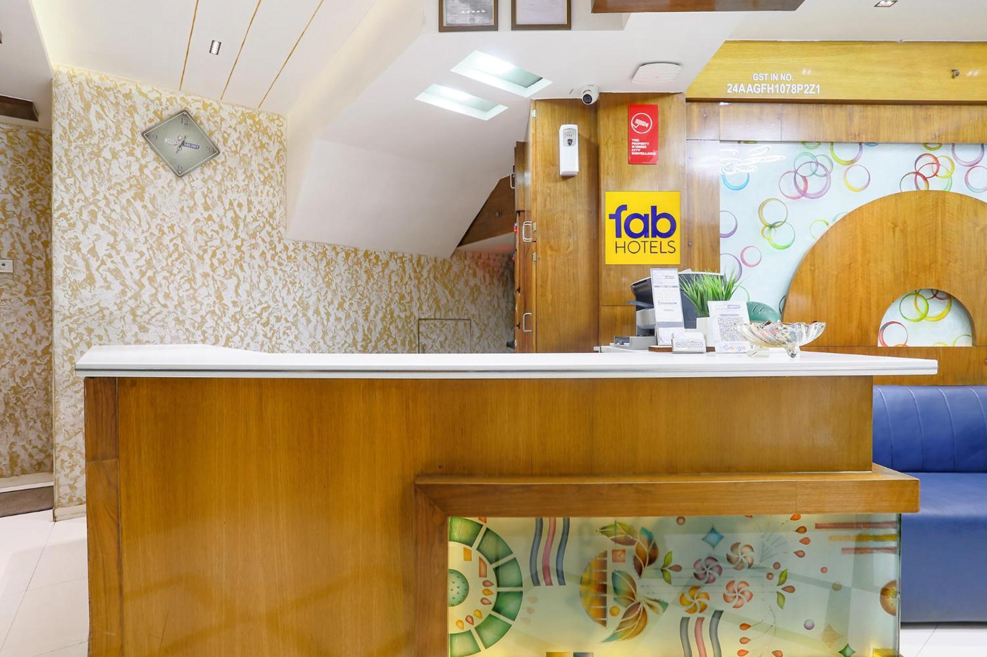Hotel Merit Surat Bagian luar foto