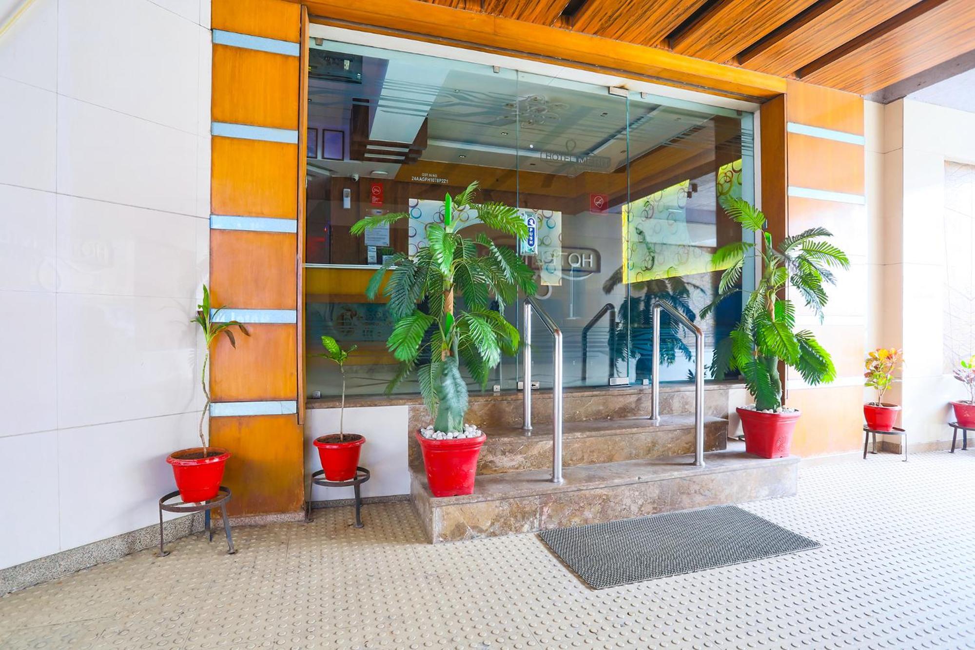 Hotel Merit Surat Bagian luar foto