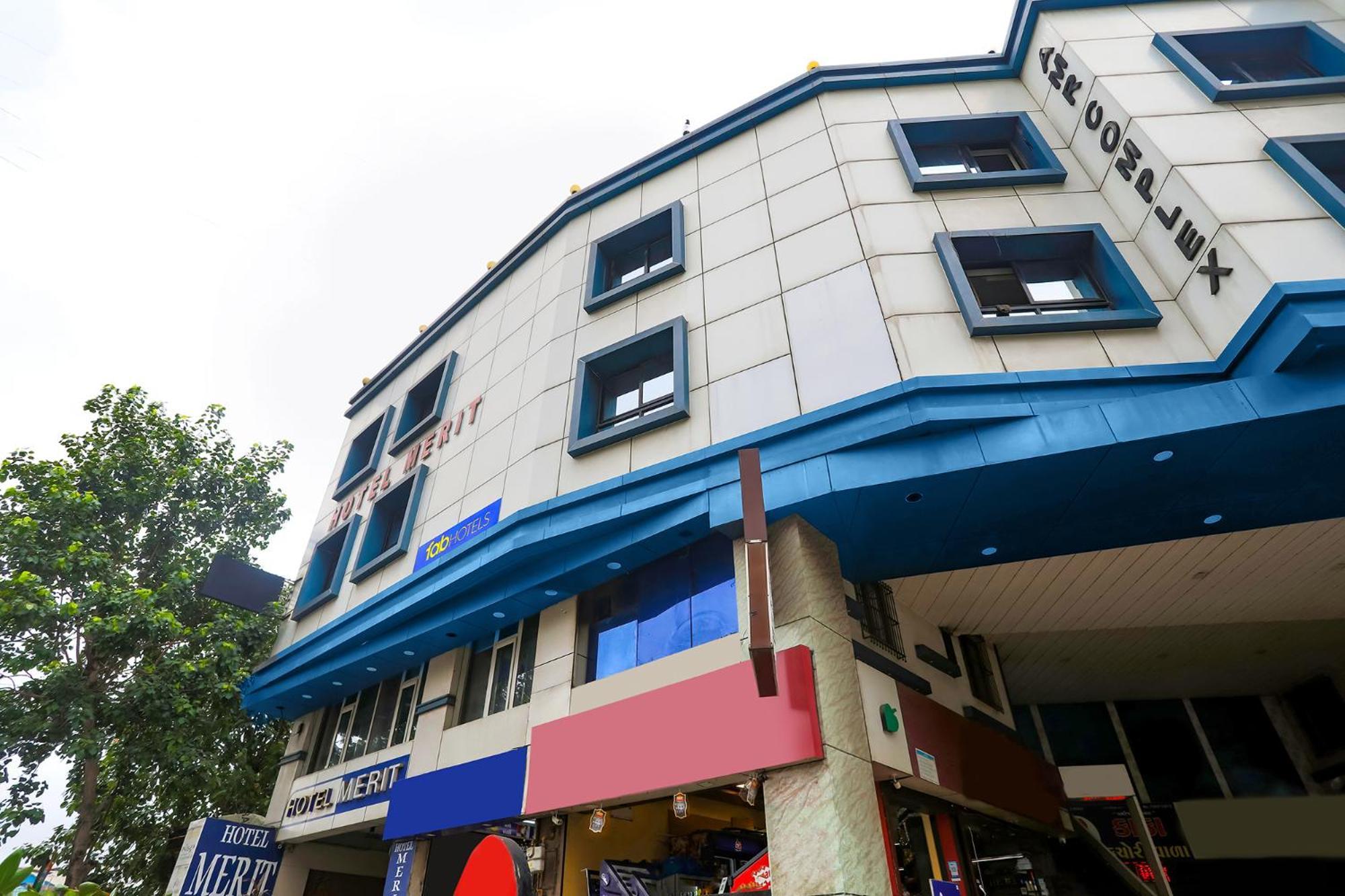 Hotel Merit Surat Bagian luar foto